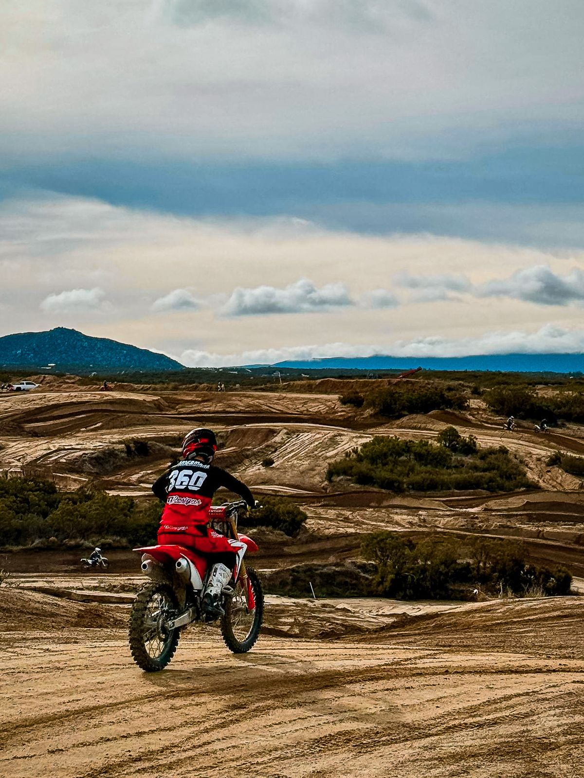 MX COAST Motowear in rot mit Startnummer und Namen